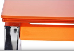 Фрагмент раскладного стола. Цвет оранжевый. Ножки покрытые хромом.